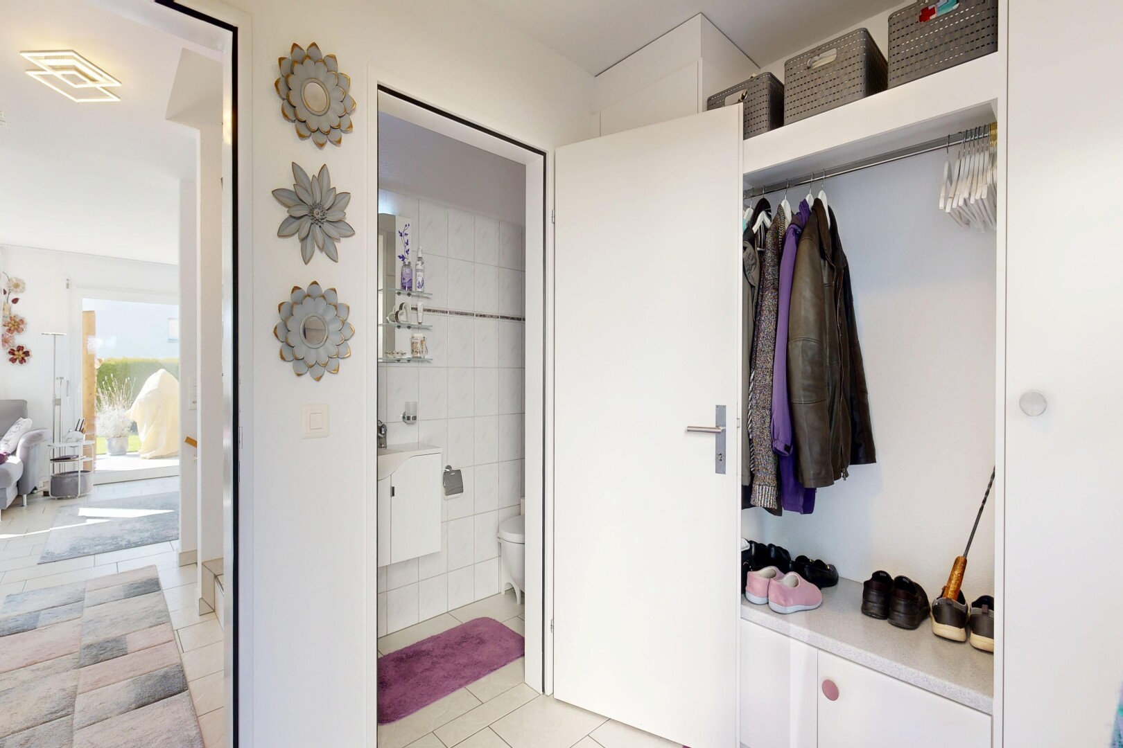 begehbarer kleiderschrank mit fliesenboden, tile floor, lüftungsgitter, und light floor