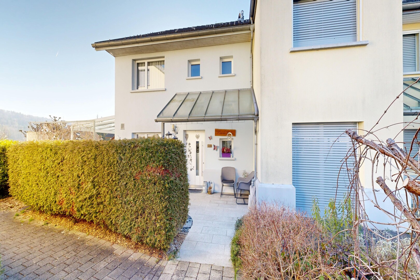 außenansicht mit stehfalzdach, property visible, day time, metalldach, und stuckverkleidung