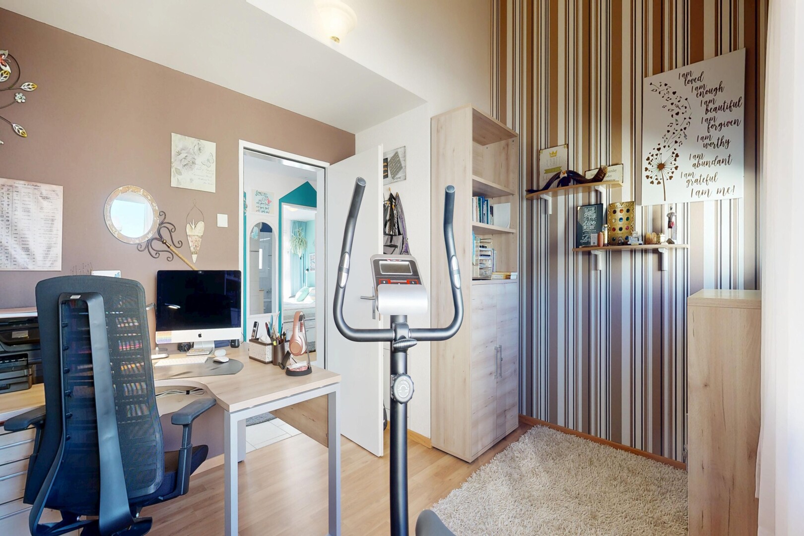 zimmer / schlafzimmer mit holzfußboden, wood finish floor, fernseher, inside property, und light floor