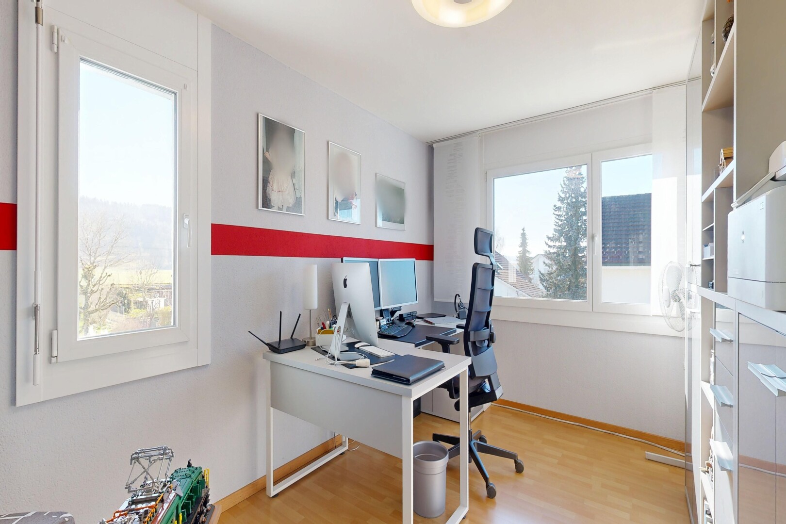 büro mit bürobereich, holzfußboden, wood finish floor, inside property, und gipskartonwand