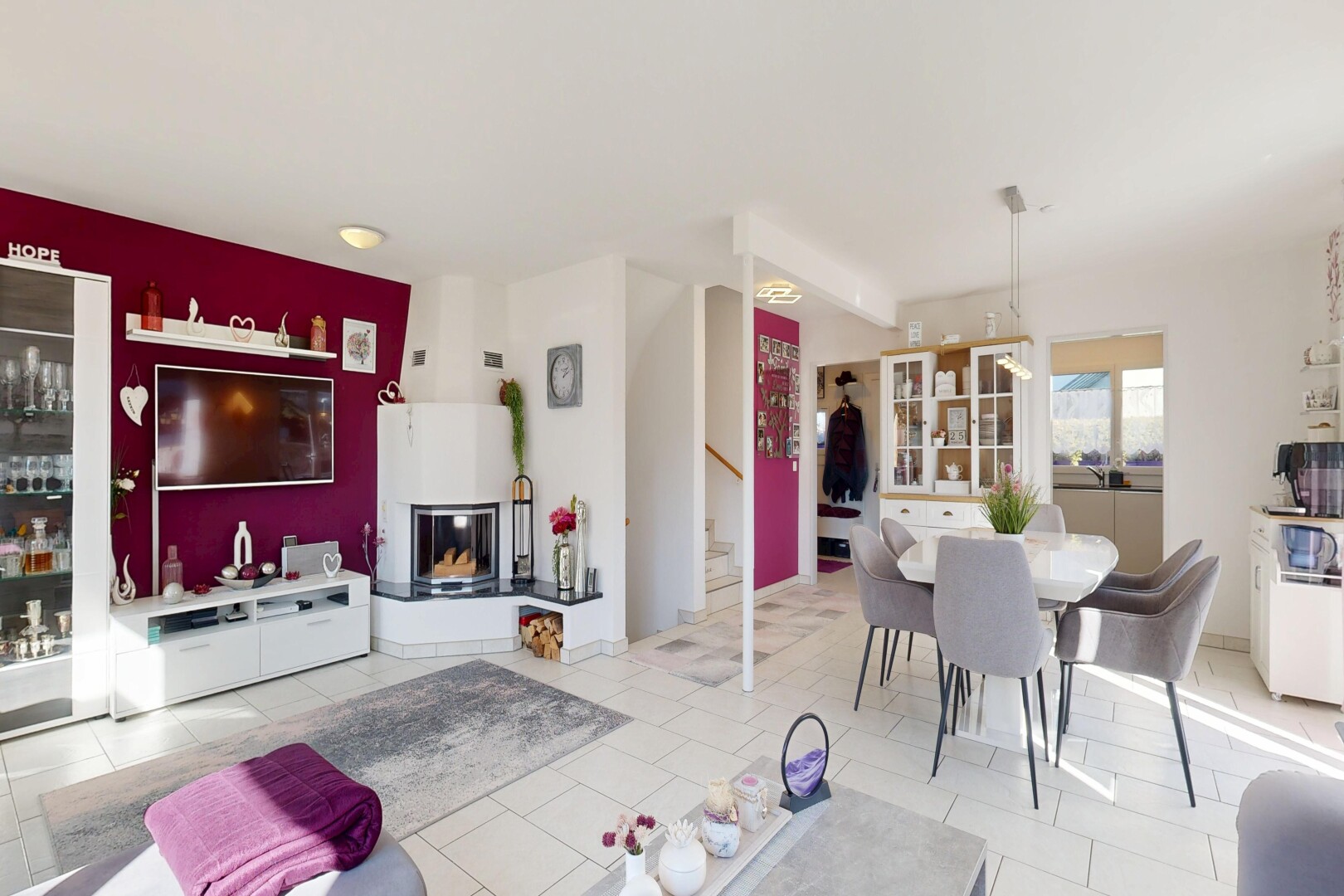 wohn- / esszimmer mit drywall, gipskartonwand, inside property, fernseher, und treppen