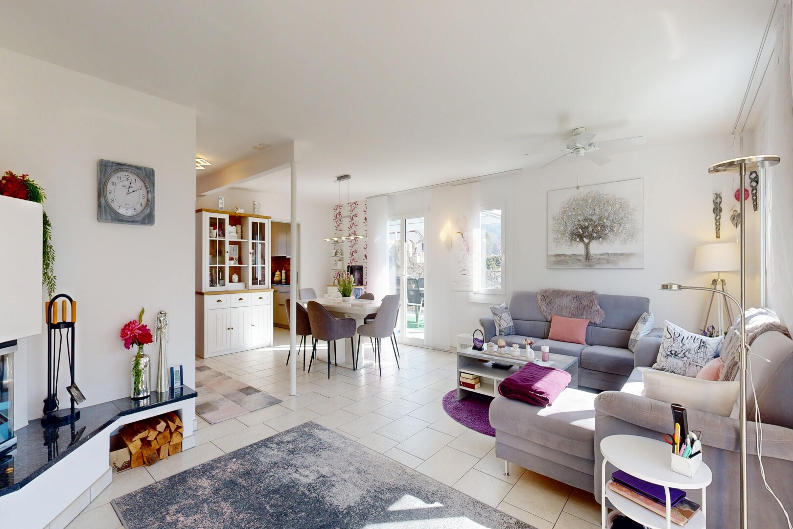 wohn- / esszimmer mit drywall, gipskartonwand, deckenventilator, inside property, und light floor