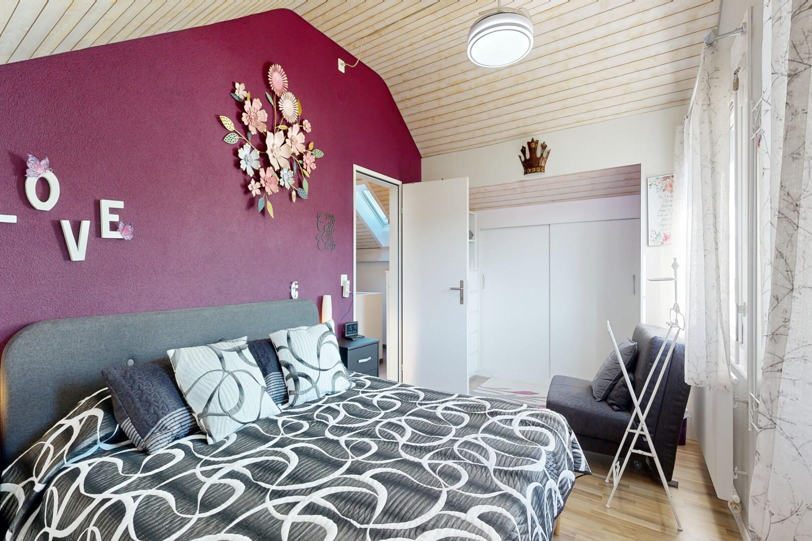 zimmer / schlafzimmer mit dachschräge, vaulted ceiling, holzdecke, wood ceiling, und holzfußboden