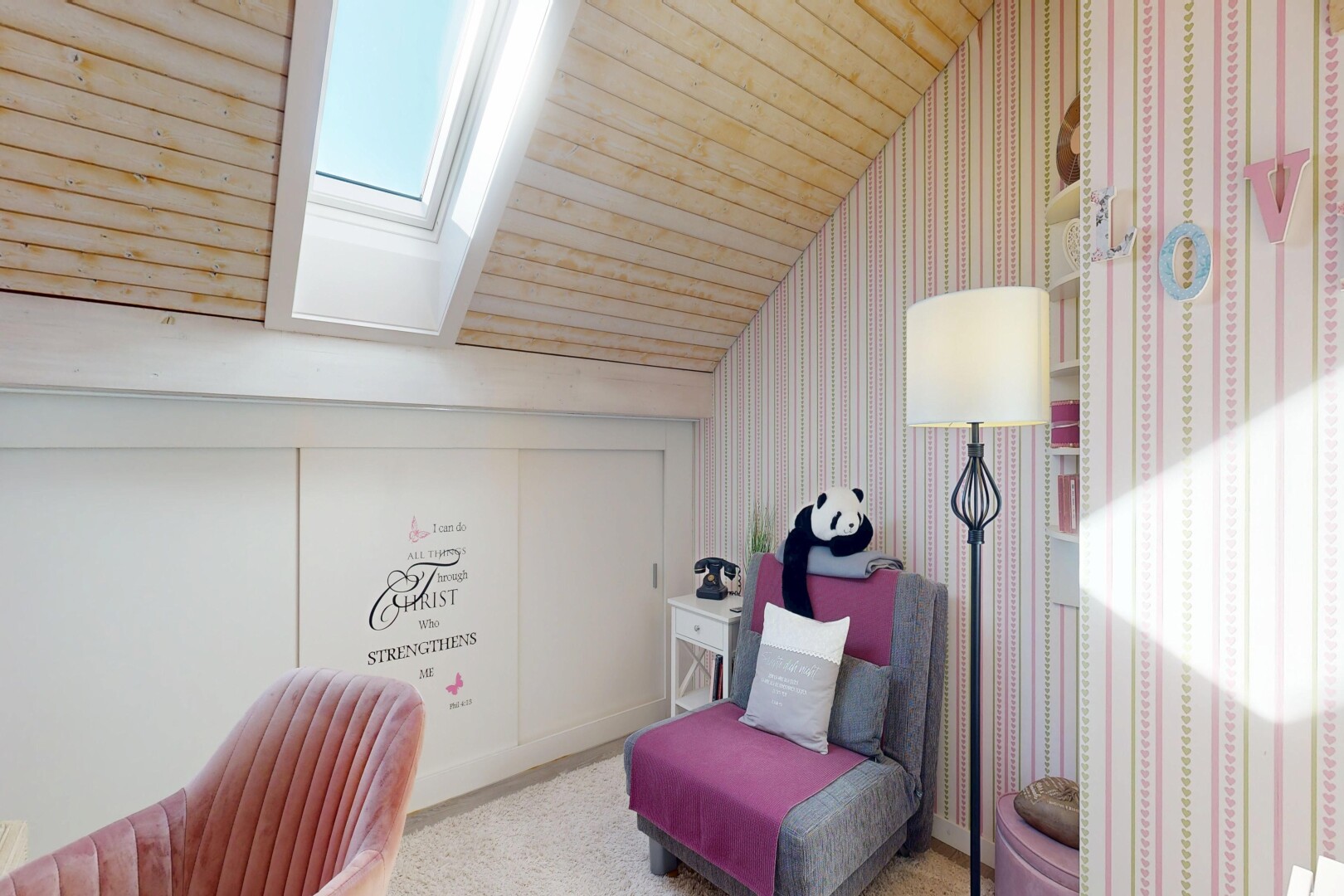 zimmer / schlafzimmer mit dachfenster, dachschräge, vaulted ceiling, tapetenwand, und wallpaper wall