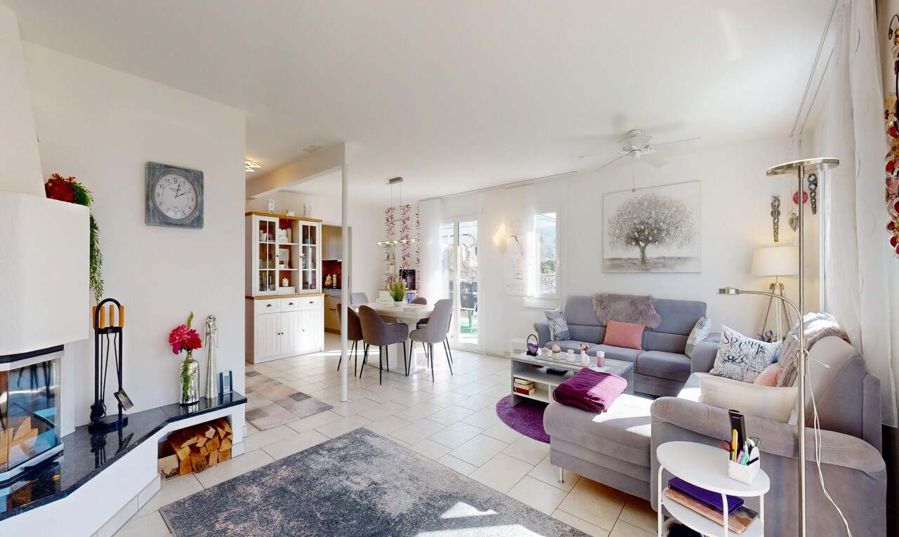 wohn- / esszimmer mit drywall, gipskartonwand, deckenventilator, inside property, und light floor