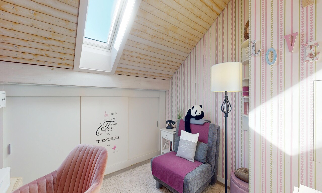 zimmer / schlafzimmer mit dachfenster, dachschräge, vaulted ceiling, tapetenwand, und wallpaper wall
