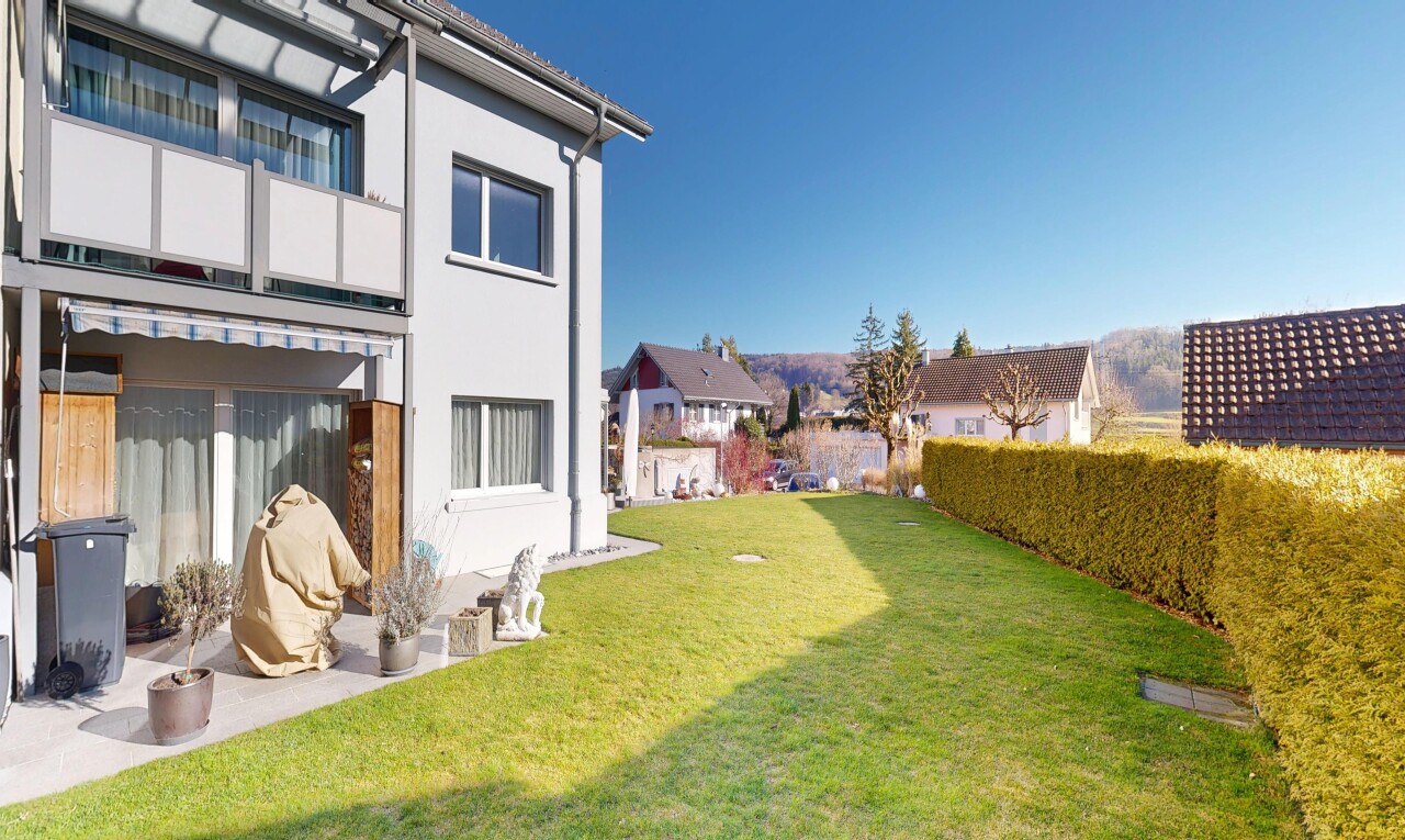 außenansicht mit rasen, day time, stuckverkleidung, zaun, und from property