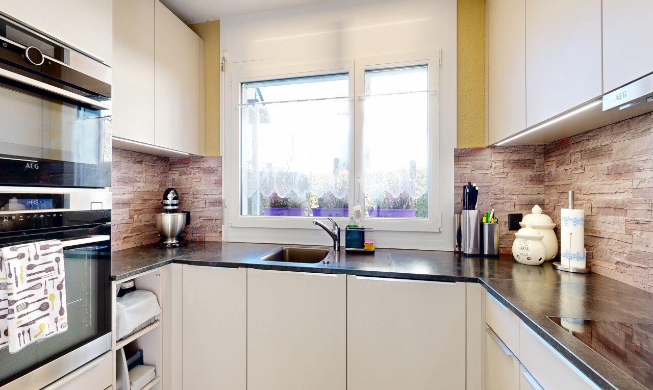 küche mit doppel backofen, küchenrückwand beim herd, küchenrückwand beim Herd, inside property, und dark countertops