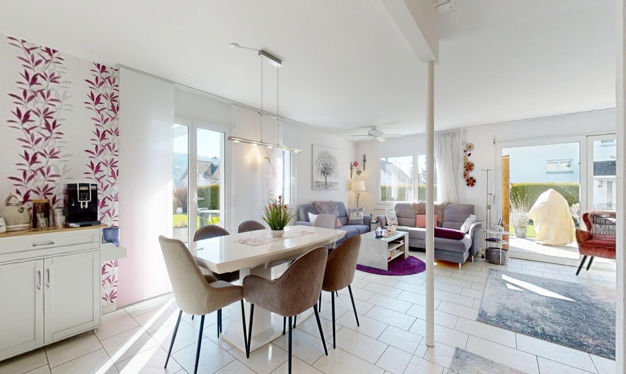 wohn- / esszimmer mit inside property, light floor, natural light, natürliches licht, und tile floor