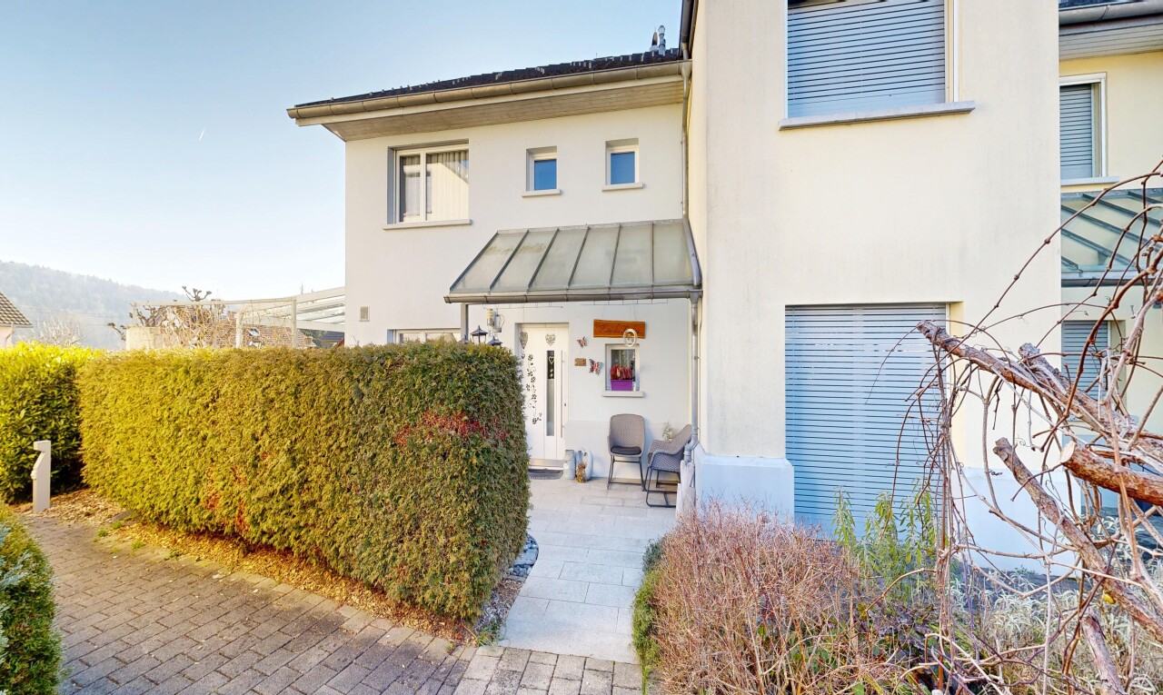 außenansicht mit stehfalzdach, property visible, day time, metalldach, und stuckverkleidung