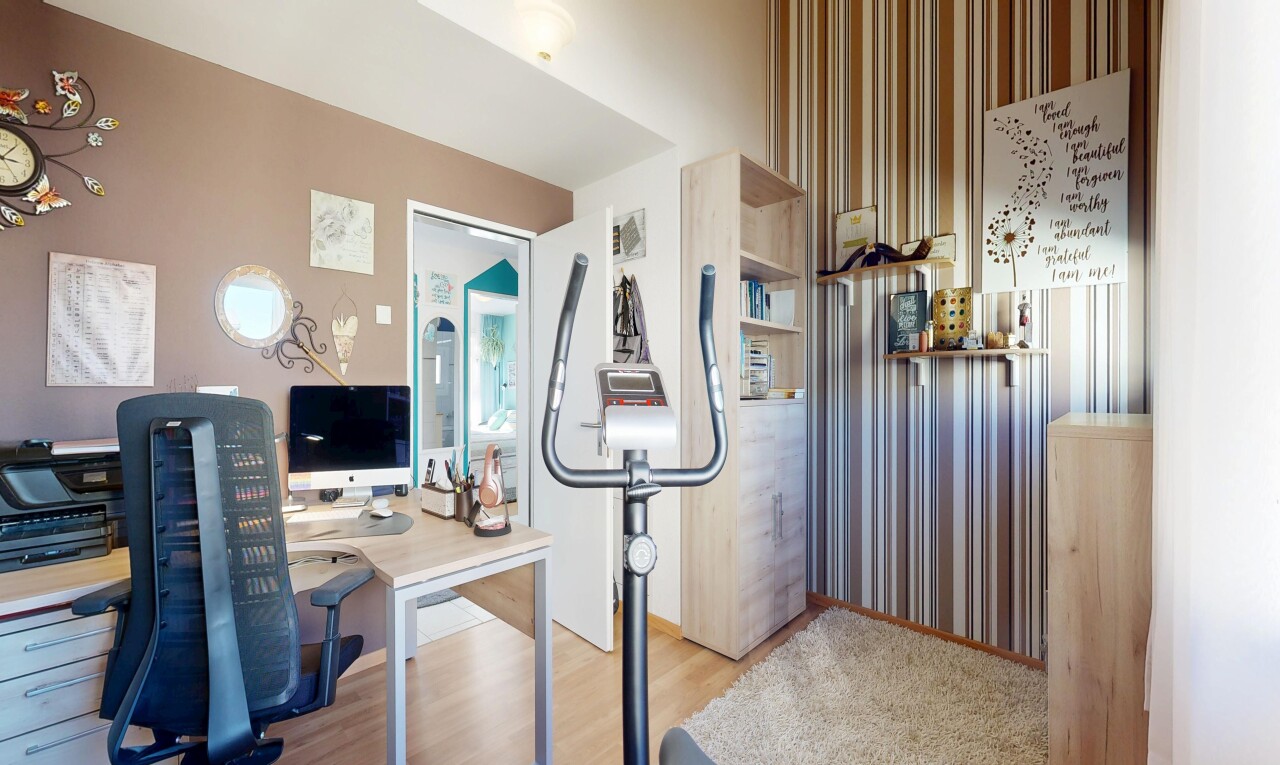 zimmer / schlafzimmer mit holzfußboden, wood finish floor, fernseher, inside property, und light floor