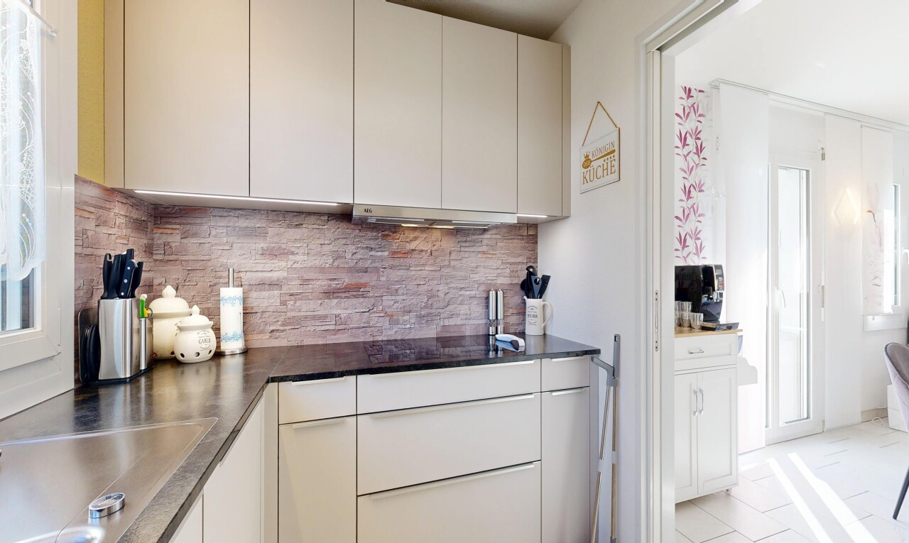 küche mit inside property, arbeitsplatten, dark countertops, gipskartonwand, und drywall