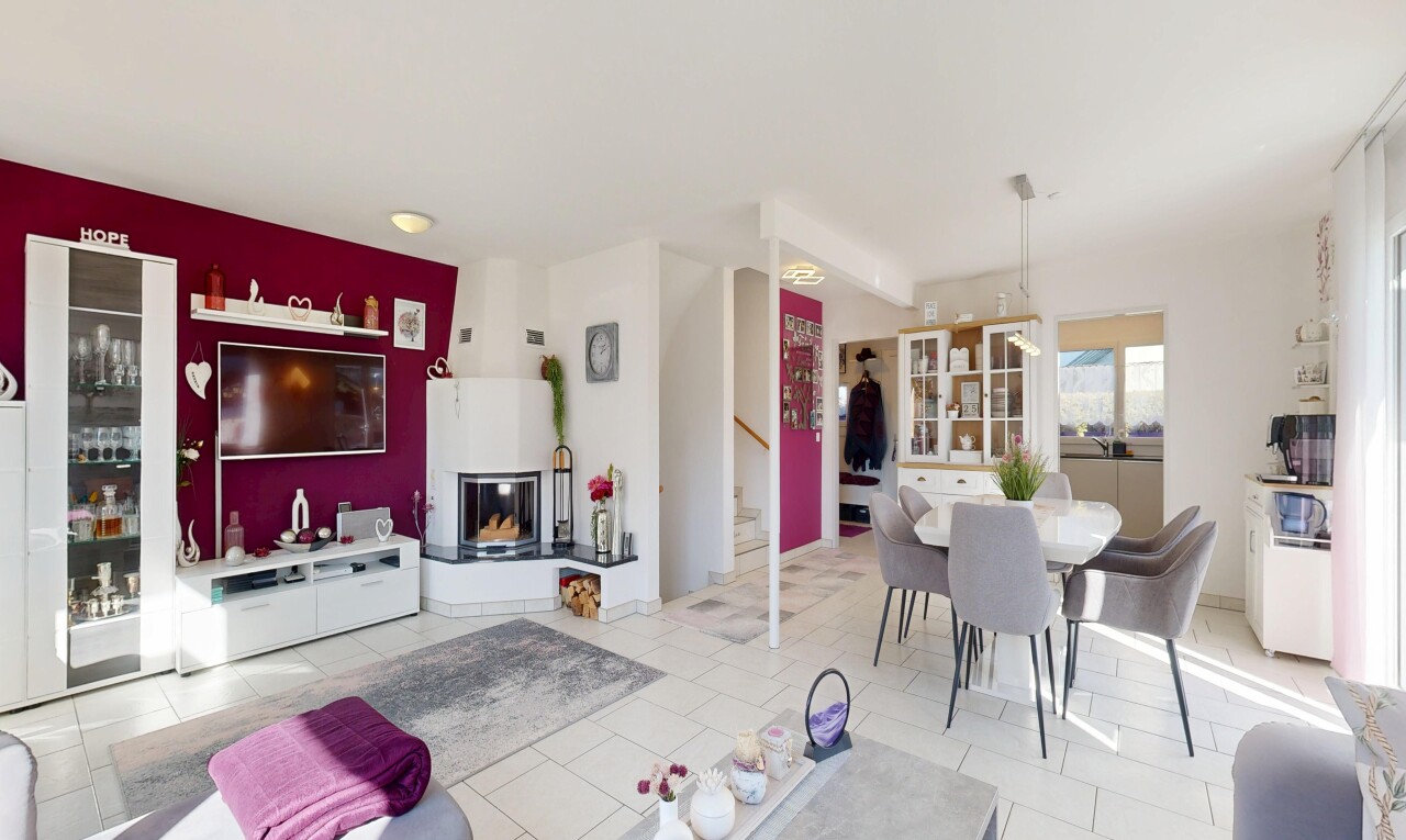 wohn- / esszimmer mit drywall, gipskartonwand, inside property, fernseher, und treppen