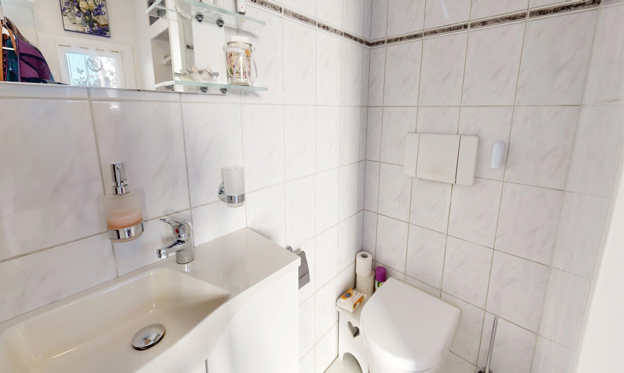bad mit spiegel, tile wall, fliesenwand, inside property, und schminktisch
