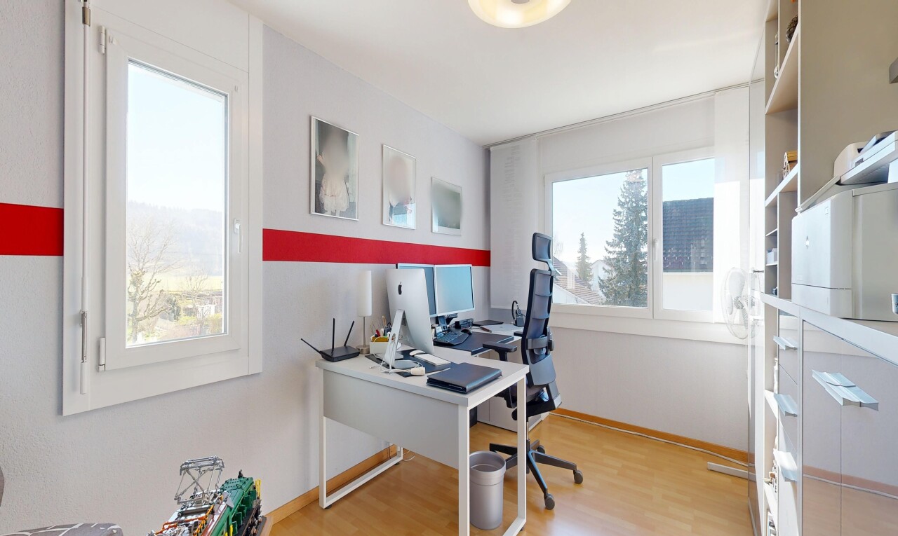 büro mit bürobereich, holzfußboden, wood finish floor, inside property, und gipskartonwand