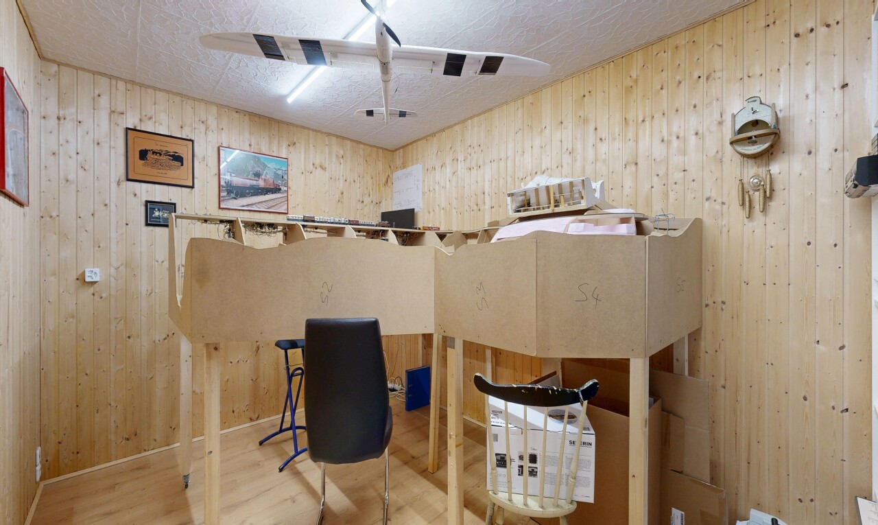 esszimmer mit wood wall, holzwand, inside property, wood finish floor, und holzfußboden