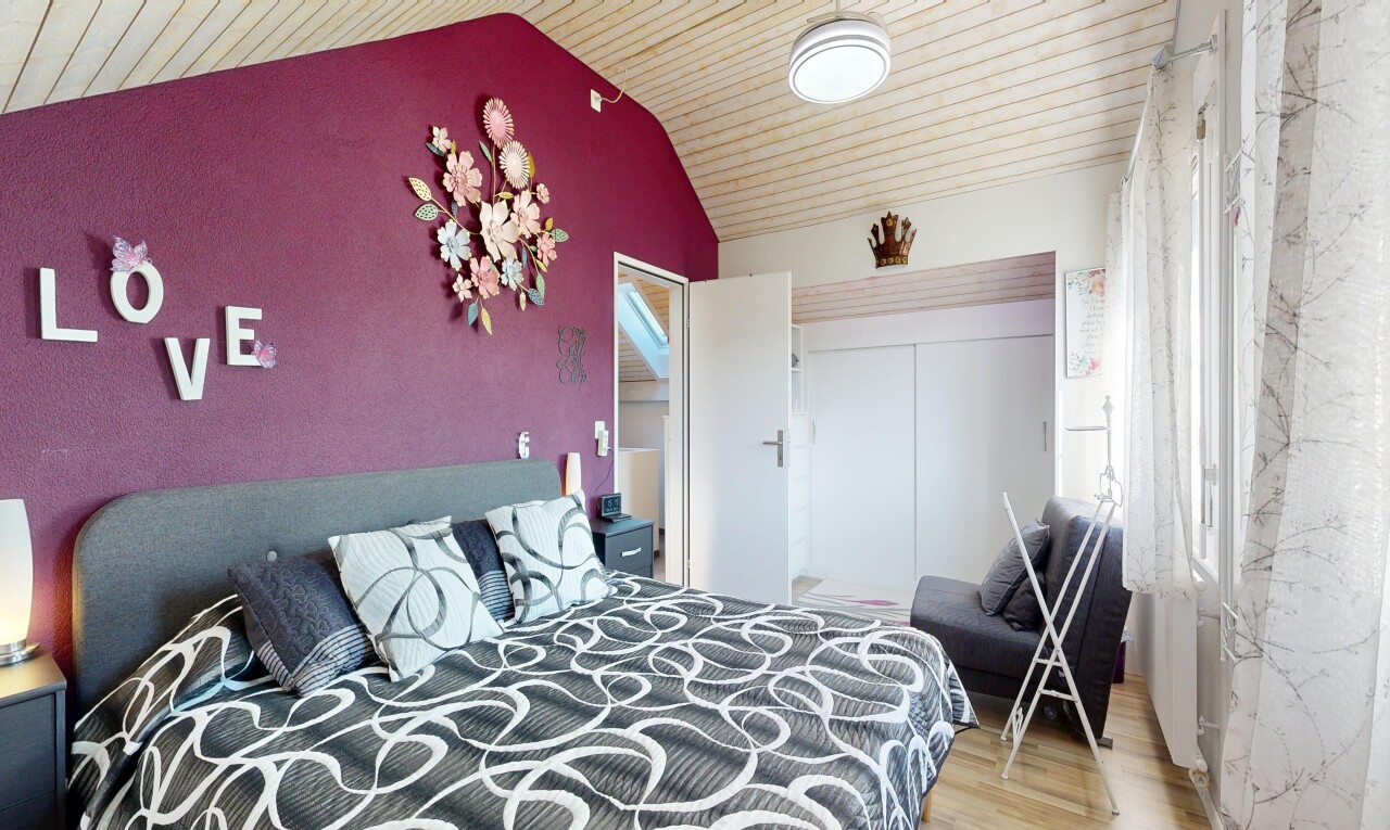 zimmer / schlafzimmer mit dachschräge, vaulted ceiling, holzdecke, wood ceiling, und holzfußboden
