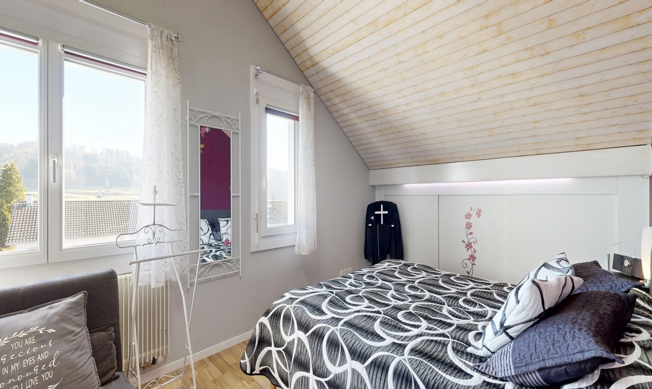 zimmer / schlafzimmer mit vaulted ceiling, dachschräge, natural light, natürliches licht, und inside property