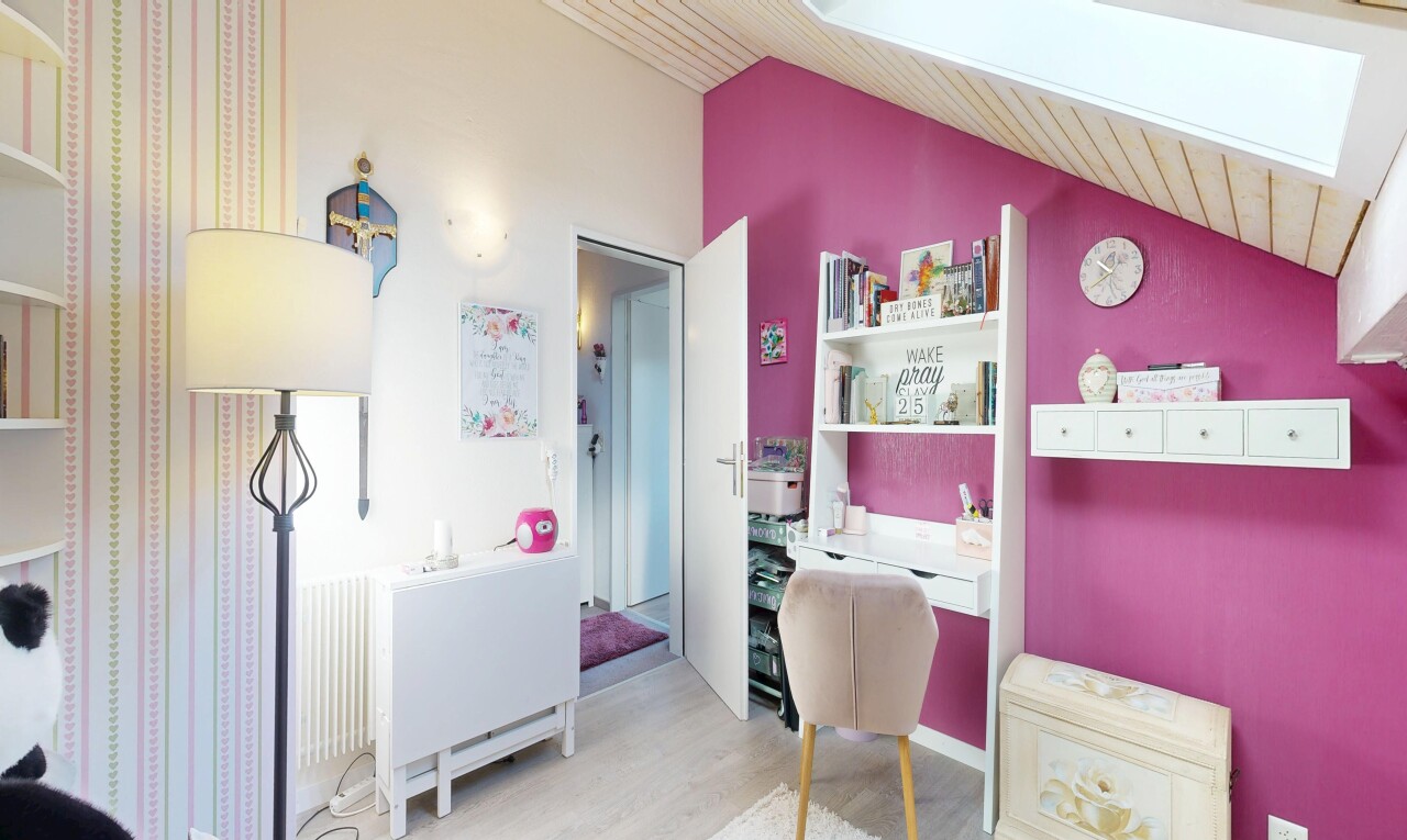 zimmer / schlafzimmer mit dachschräge, vaulted ceiling, gipskartonwand, drywall, und inside property