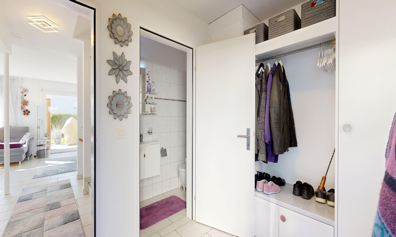 begehbarer kleiderschrank mit fliesenboden, tile floor, lüftungsgitter, und light floor