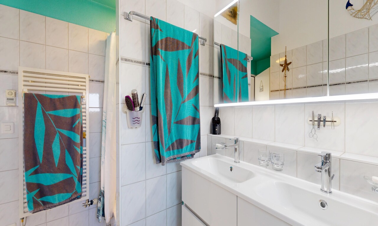 bad mit handtuchwärmer, fliesenwand, tile wall, doppelwaschtisch, und komplettes badezimmer