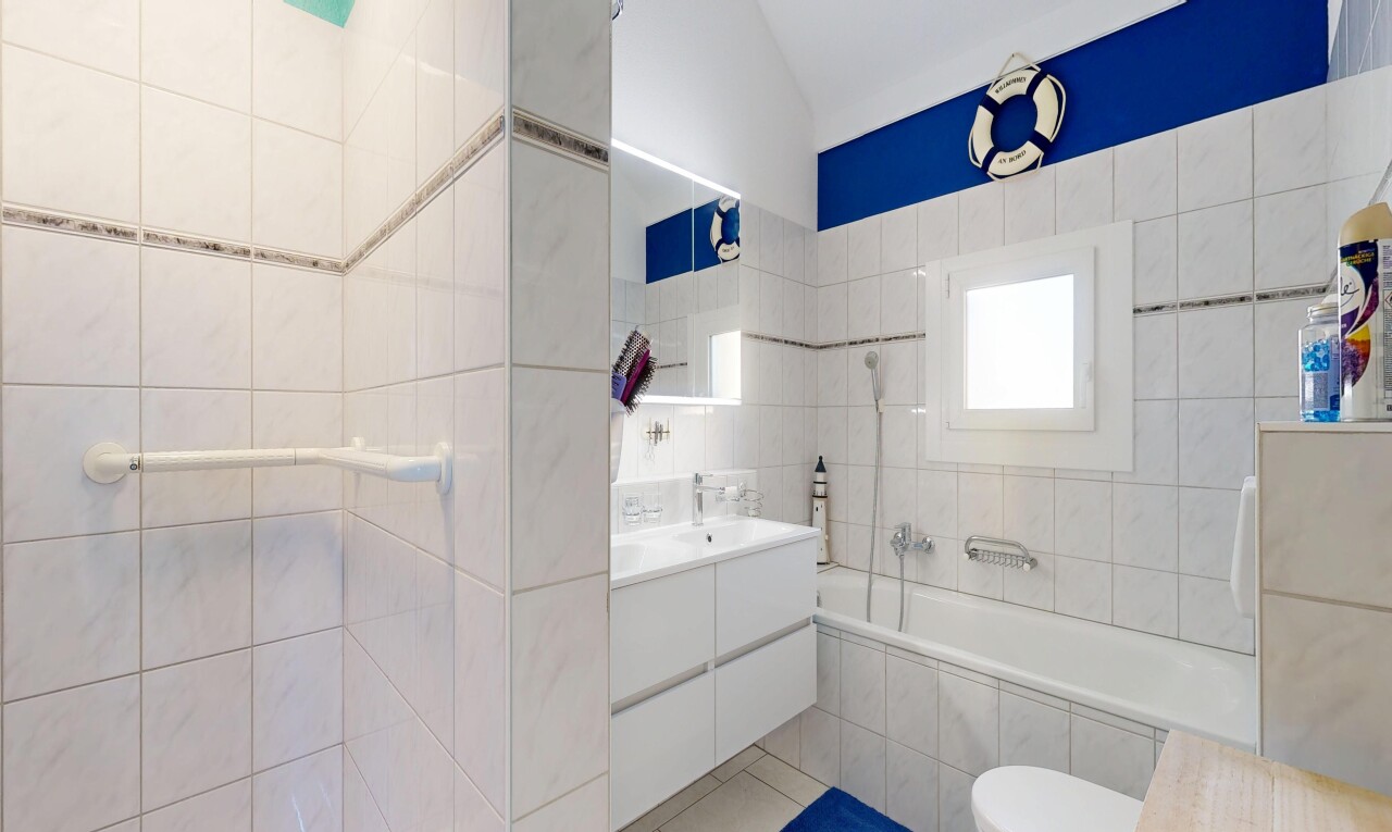 bad mit komplettes badezimmer, tile wall, fliesenwand, schminktisch, und spiegel