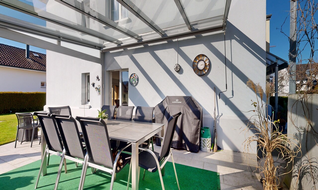 terrasse mit essbereich im freien, property visible, terrasse, day time, und pergola