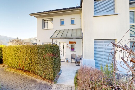 außenansicht mit stehfalzdach, property visible, day time, metalldach, und stuckverkleidung