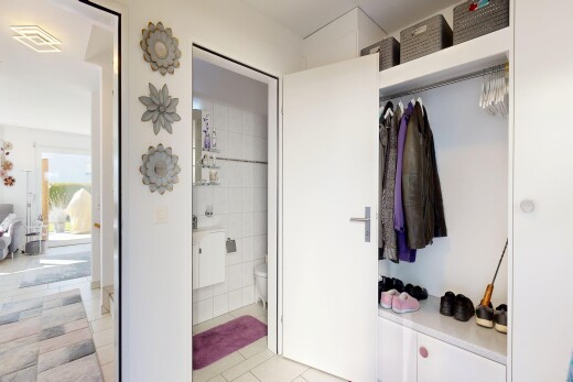 begehbarer kleiderschrank mit fliesenboden, tile floor, lüftungsgitter, und light floor