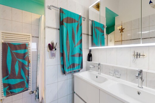 bad mit handtuchwärmer, fliesenwand, tile wall, doppelwaschtisch, und komplettes badezimmer