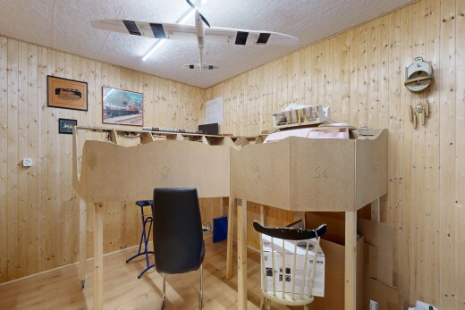 esszimmer mit wood wall, holzwand, inside property, wood finish floor, und holzfußboden