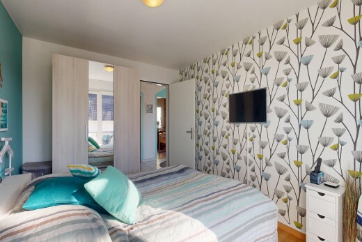 zimmer / schlafzimmer mit wallpaper wall, tapetenwand, fernseher, inside property, und accent wall