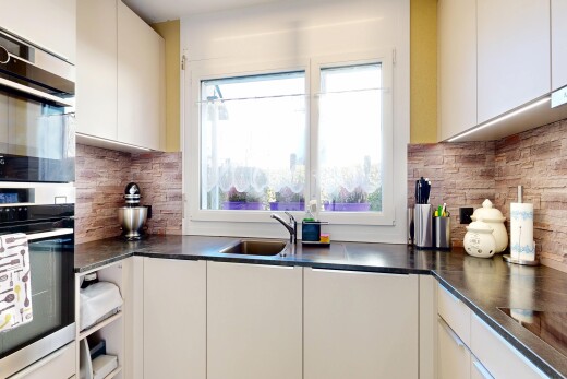 küche mit doppel backofen, küchenrückwand beim herd, küchenrückwand beim Herd, inside property, und dark countertops