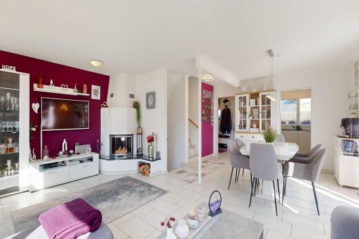 wohn- / esszimmer mit drywall, gipskartonwand, inside property, fernseher, und treppen