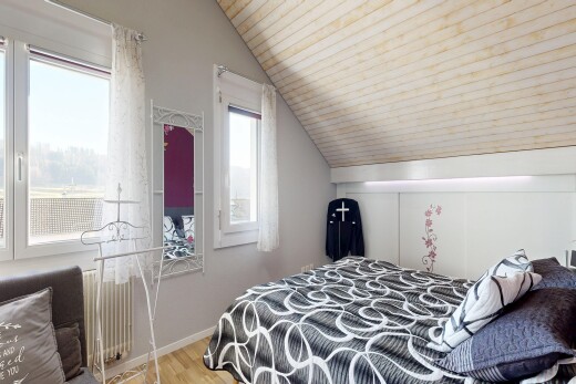 zimmer / schlafzimmer mit vaulted ceiling, dachschräge, natural light, natürliches licht, und inside property