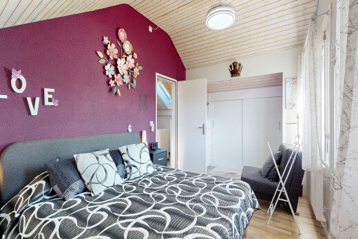 zimmer / schlafzimmer mit dachschräge, vaulted ceiling, holzdecke, wood ceiling, und holzfußboden