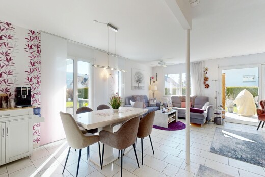 wohn- / esszimmer mit inside property, light floor, natural light, natürliches licht, und tile floor