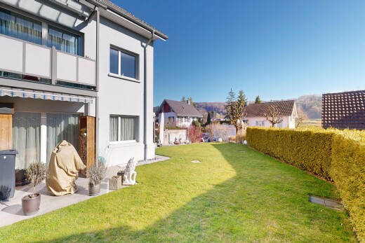 außenansicht mit rasen, day time, stuckverkleidung, zaun, und from property