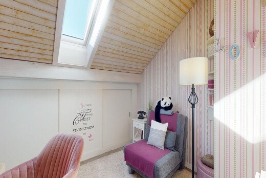 zimmer / schlafzimmer mit dachfenster, dachschräge, vaulted ceiling, tapetenwand, und wallpaper wall