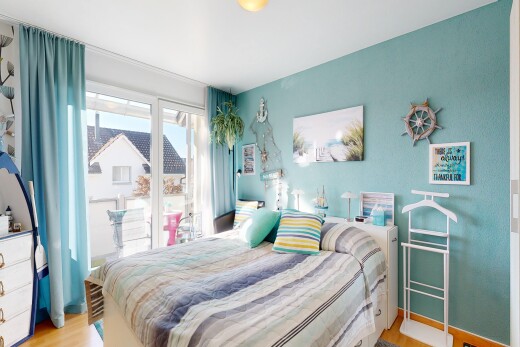 zimmer / schlafzimmer mit inside property, holzfußboden, wood finish floor, natürliches licht, und natural light