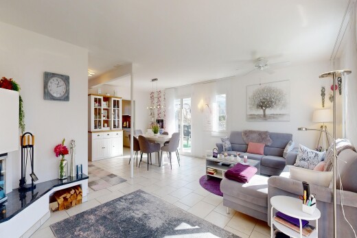 wohn- / esszimmer mit drywall, gipskartonwand, deckenventilator, inside property, und light floor