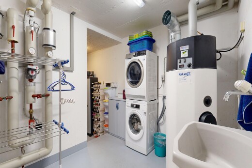 wäschekammer mit wäscherei, waschbecken, wasserkocher, waschturm, und drywall