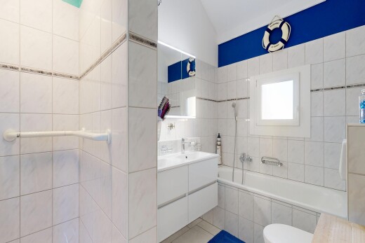 bad mit komplettes badezimmer, tile wall, fliesenwand, schminktisch, und spiegel