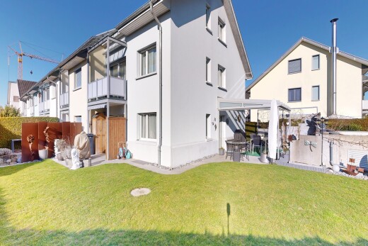 außenansicht mit stuckverkleidung, day time, rasen, terrasse, und power lines view