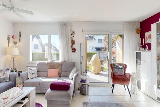 wohnzimmer mit natural light, natürliches licht, drywall, gipskartonwand, und deckenventilator