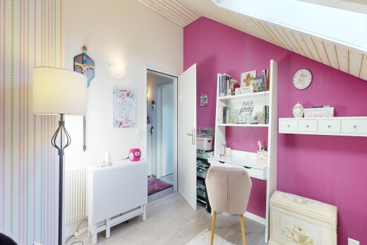 zimmer / schlafzimmer mit dachschräge, vaulted ceiling, gipskartonwand, drywall, und inside property