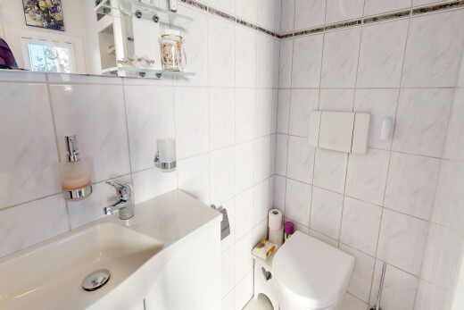 bad mit spiegel, tile wall, fliesenwand, inside property, und schminktisch