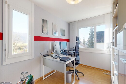 büro mit bürobereich, holzfußboden, wood finish floor, inside property, und gipskartonwand