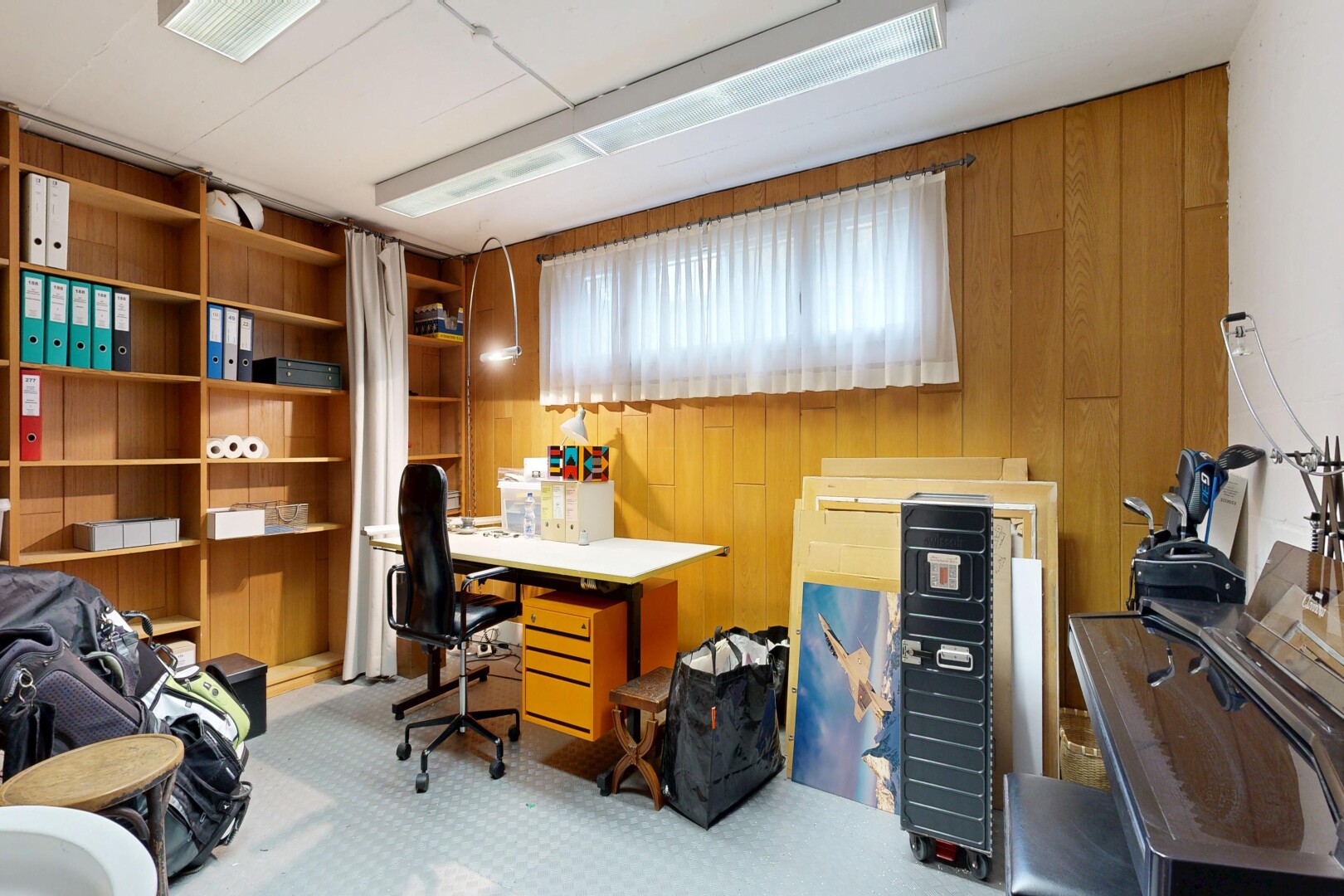 büro mit holzwand, wood wall, inside property, bürobereich, und teppich