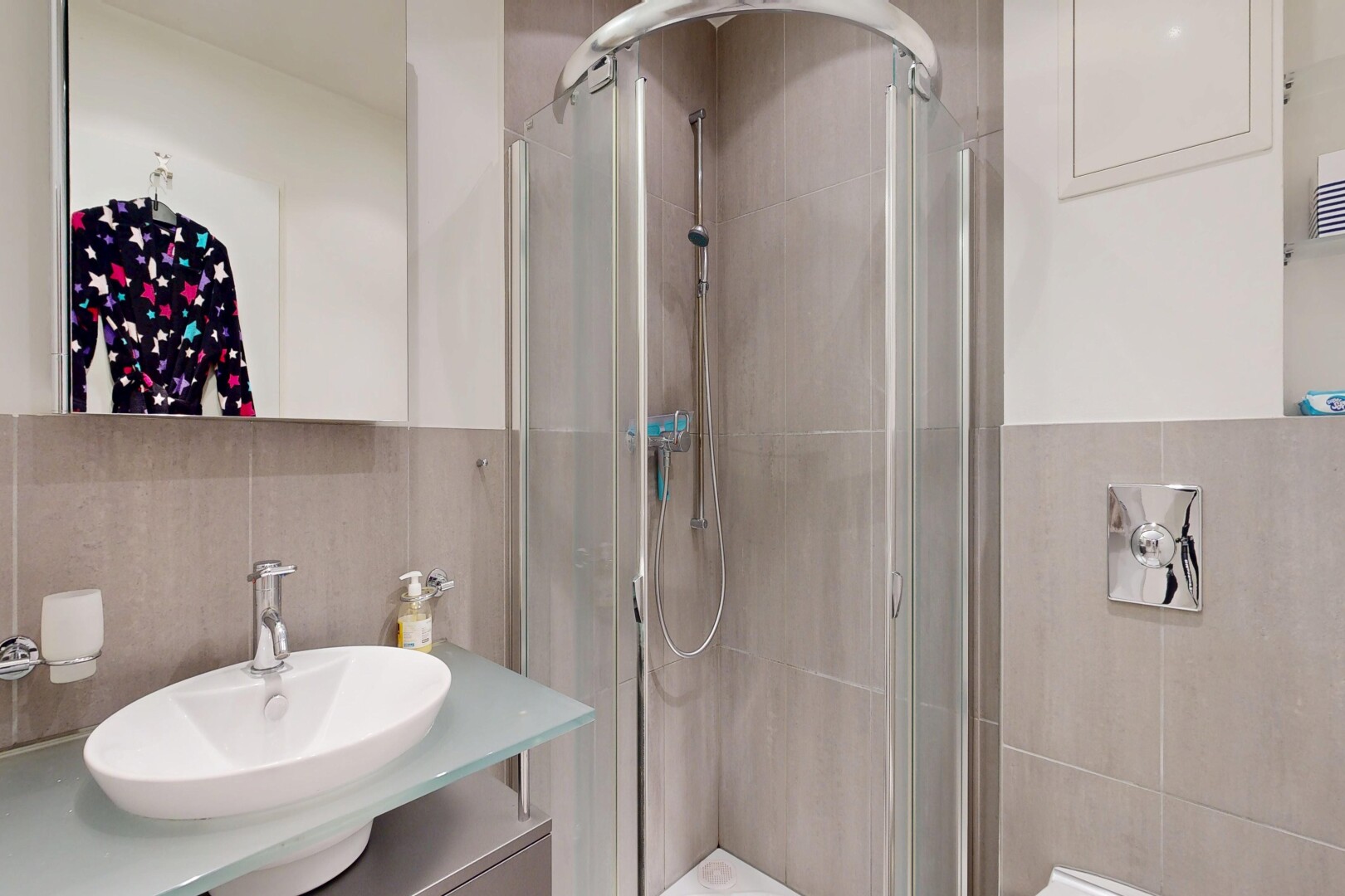 bad mit spiegel, schminktisch, tile wall, fliesenwand, und komplettes badezimmer
